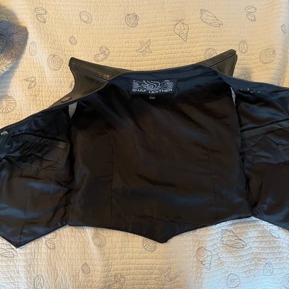 Shaf Women's Leather Vest Motorcycle Harley.
Ladies of Harley patch and buttons - Picture 5 of 10